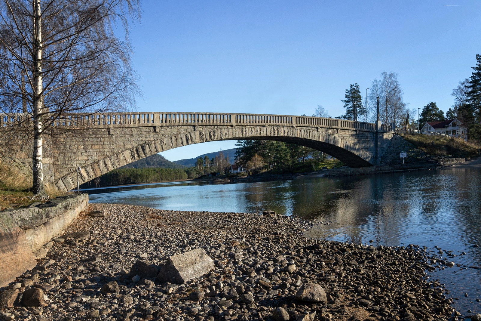 Tveitsund bru i Treungen sentrum