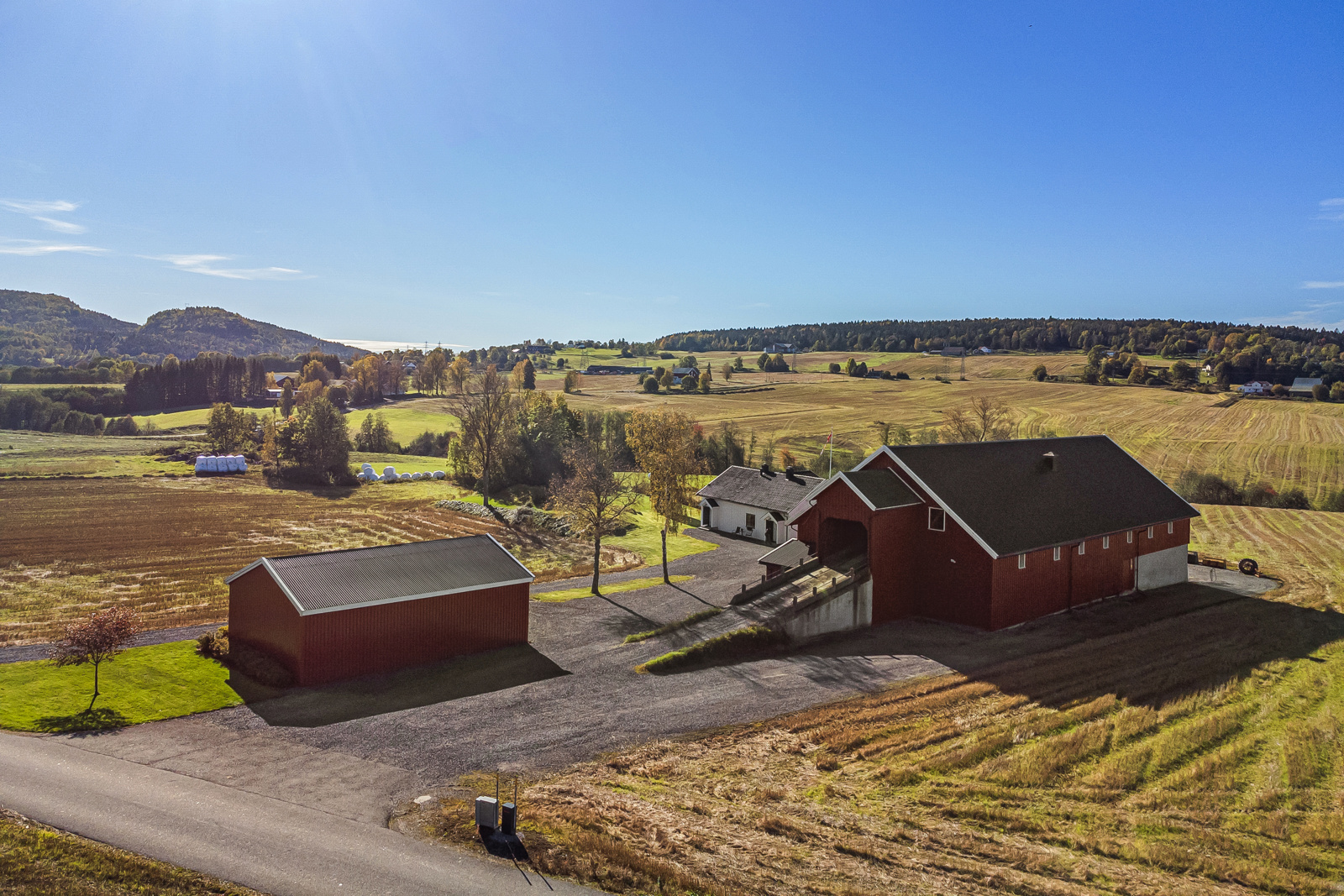 Tunet er pent opparbeidet med gode parkerings- og lagringsplasser.