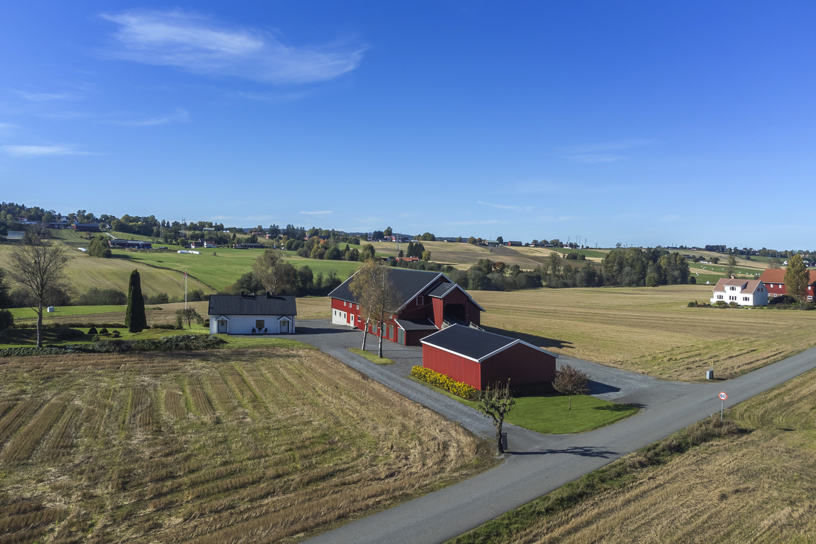 Eiendommens beliggenhet i det svakt kuperte terrenget gir svært gode solforhold