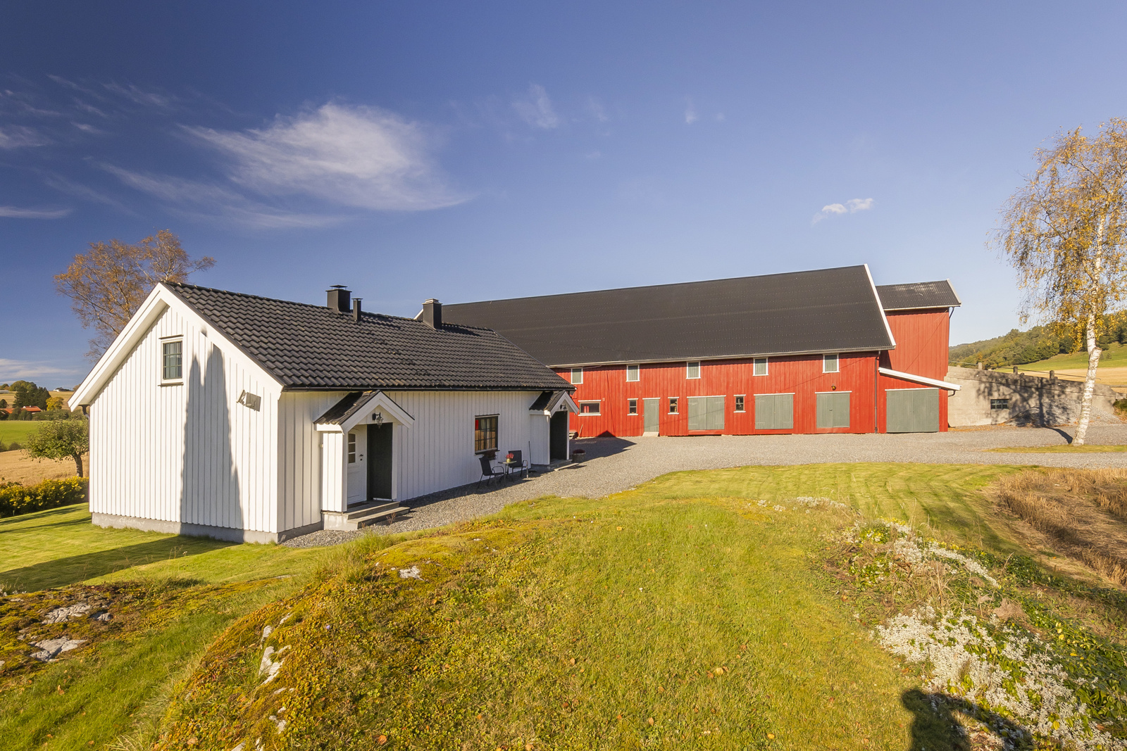 Fra tunet, opparbeidet med plen og naturtomt