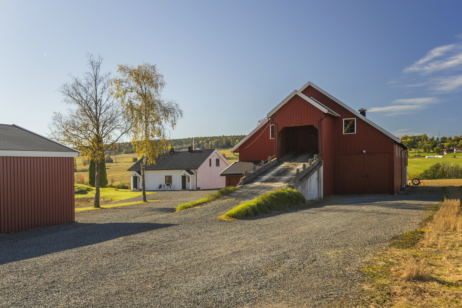 Låven, fasade mot øst, med låvebro 