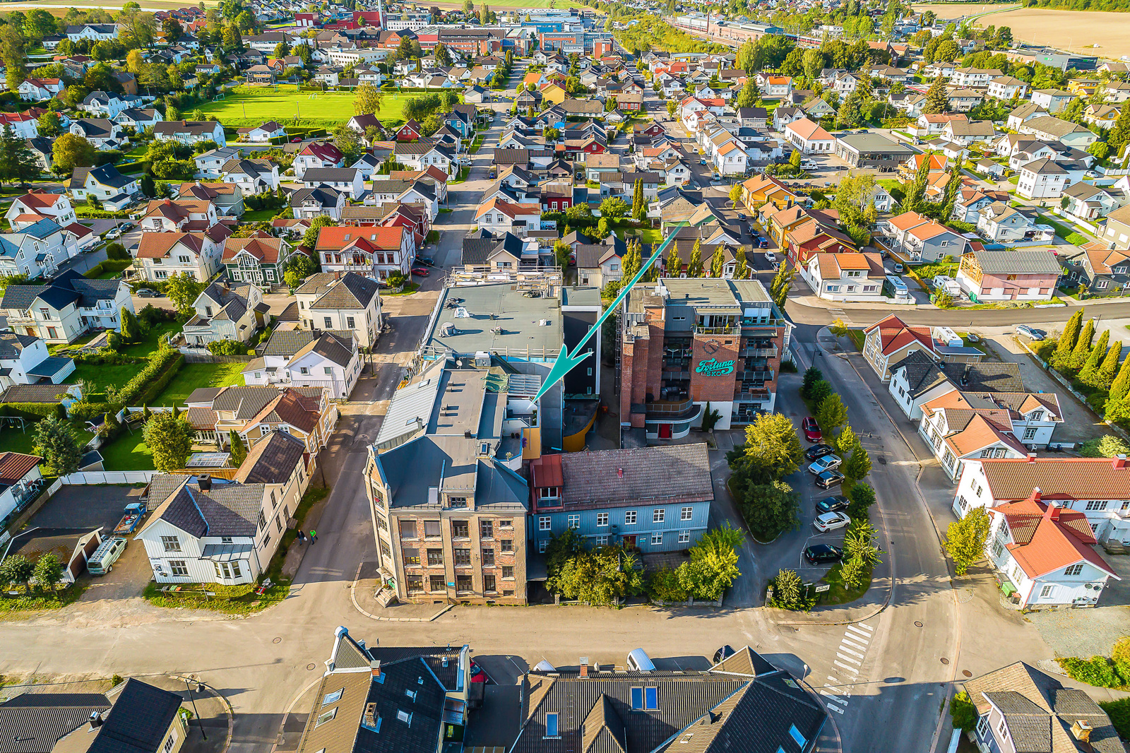 Leiligheten ligger i hjørnebygget med takterrasse ut mot gårdsrommet. Bilde er fra 2019. 