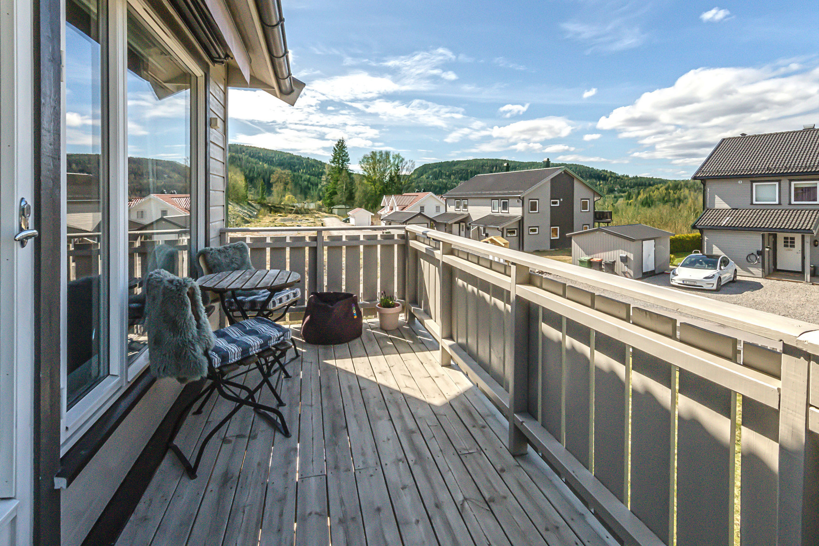 Fra stuen er det utgang til vestvendt og solrik veranda.
