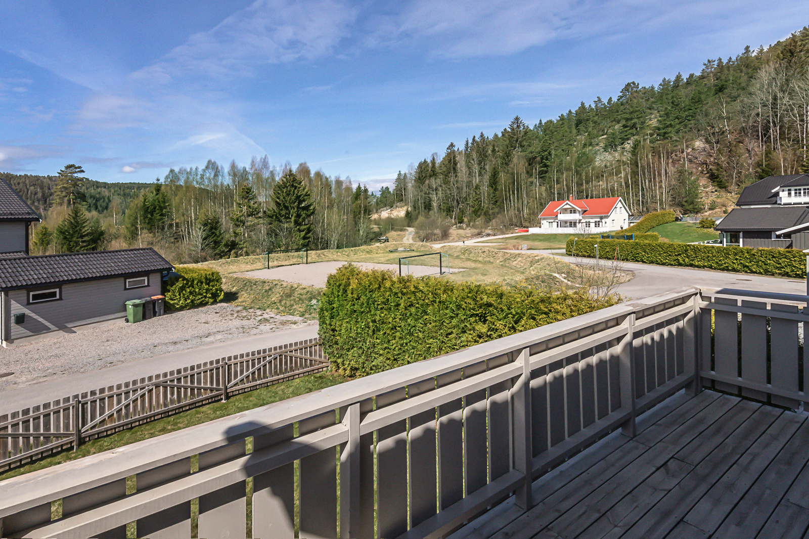 Eiendommen ligger i et hyggelig etablert boligfelt, på Eikhaug ved Dolva i Melum. 