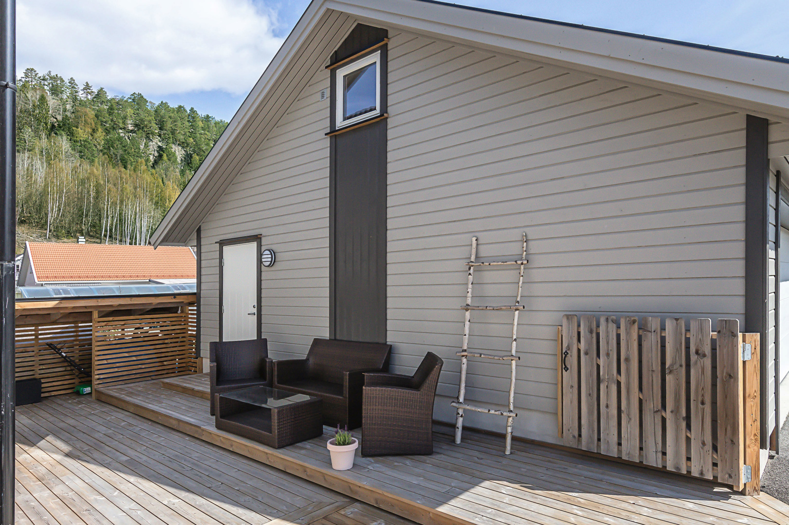 Mange lune sitteplasser på den store terrassen