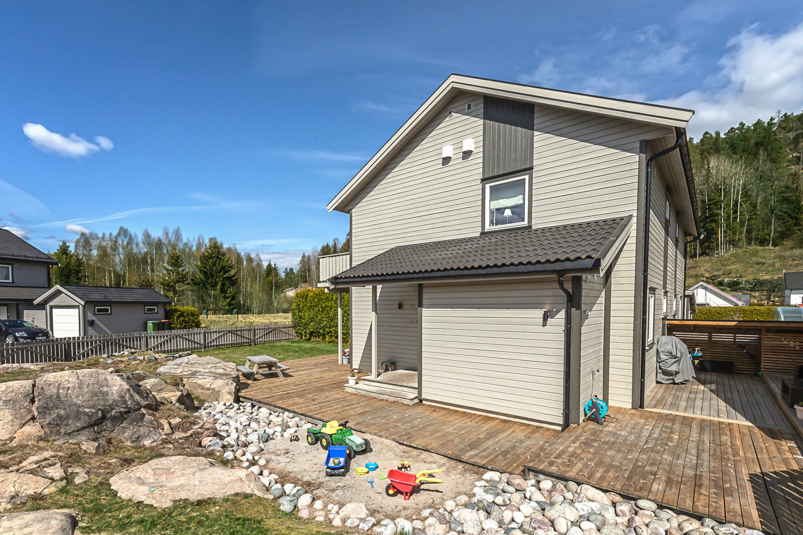 Tomten er pent opparbeidet med bl. a. plen, samt romslig og solrik terrasse.