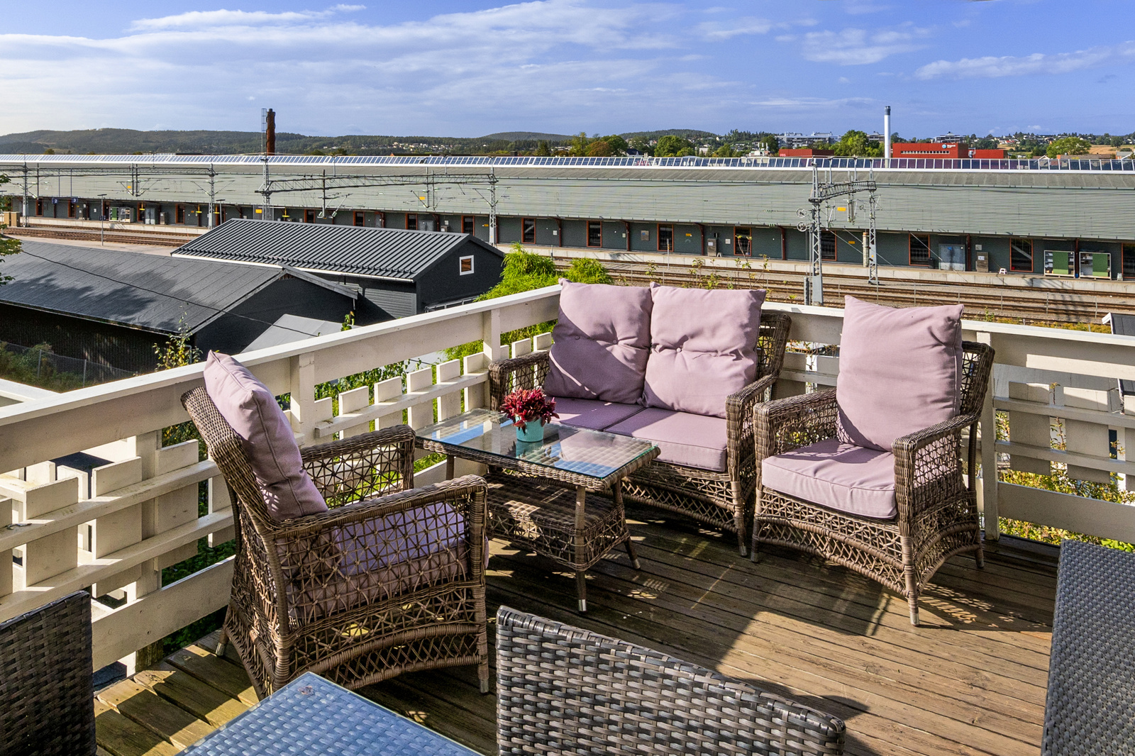 God størrelse på terrasse. Sol fra tidlig morgen til sene kveldstimer.