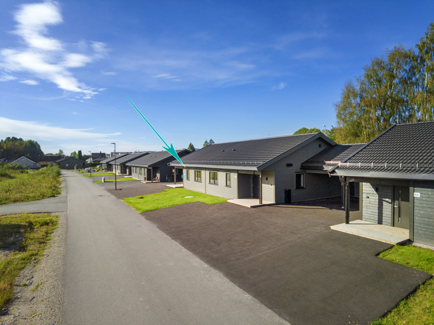 Boligen har godt med biloppstillingsplasser og plass til 3-4 biler i egen innkjørsel. Felles brøyting om vinteren.