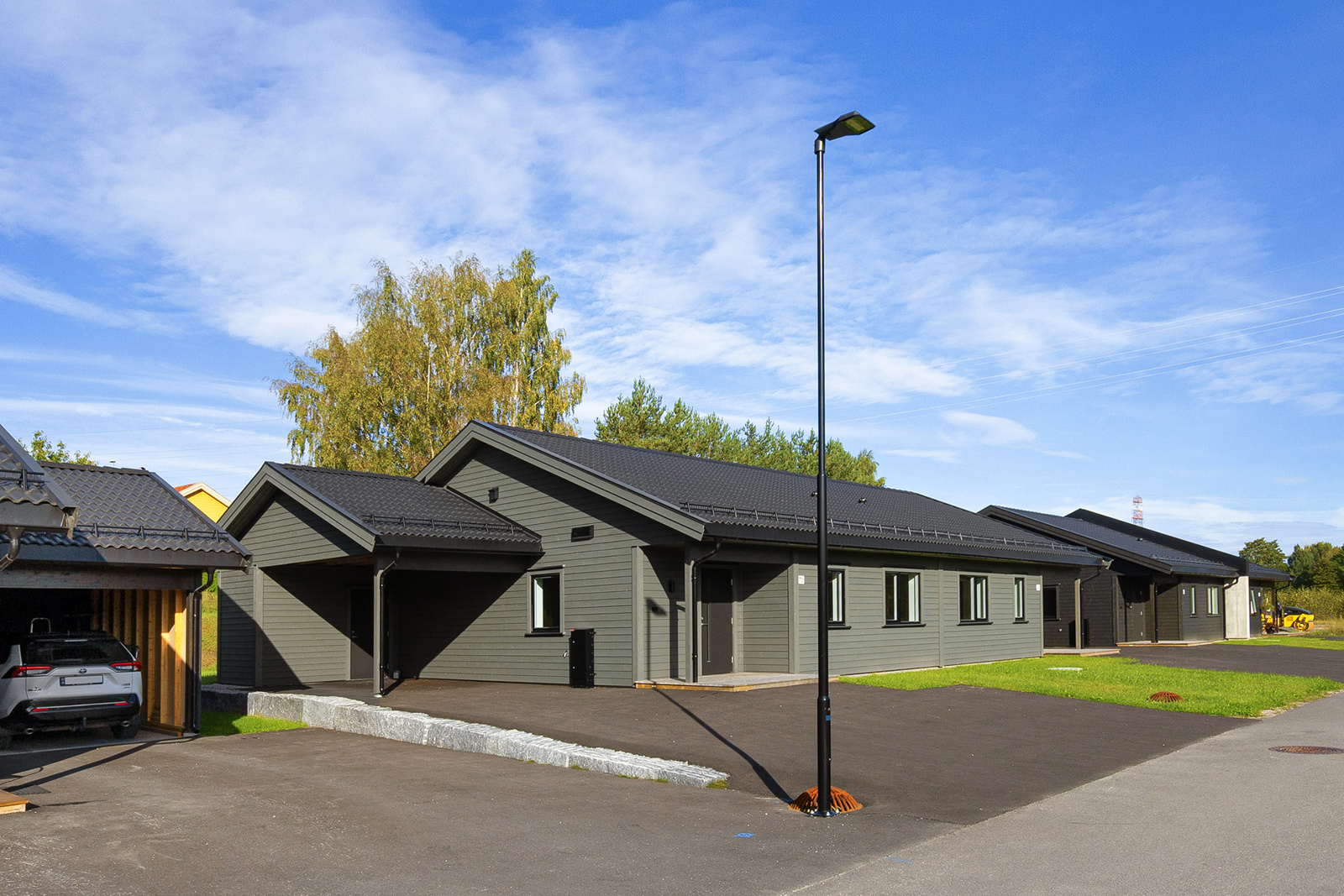 Med boligen følger også parkering i carport hvor det er en stor utebod i enden. Uteområde som er lett å holde rent. 