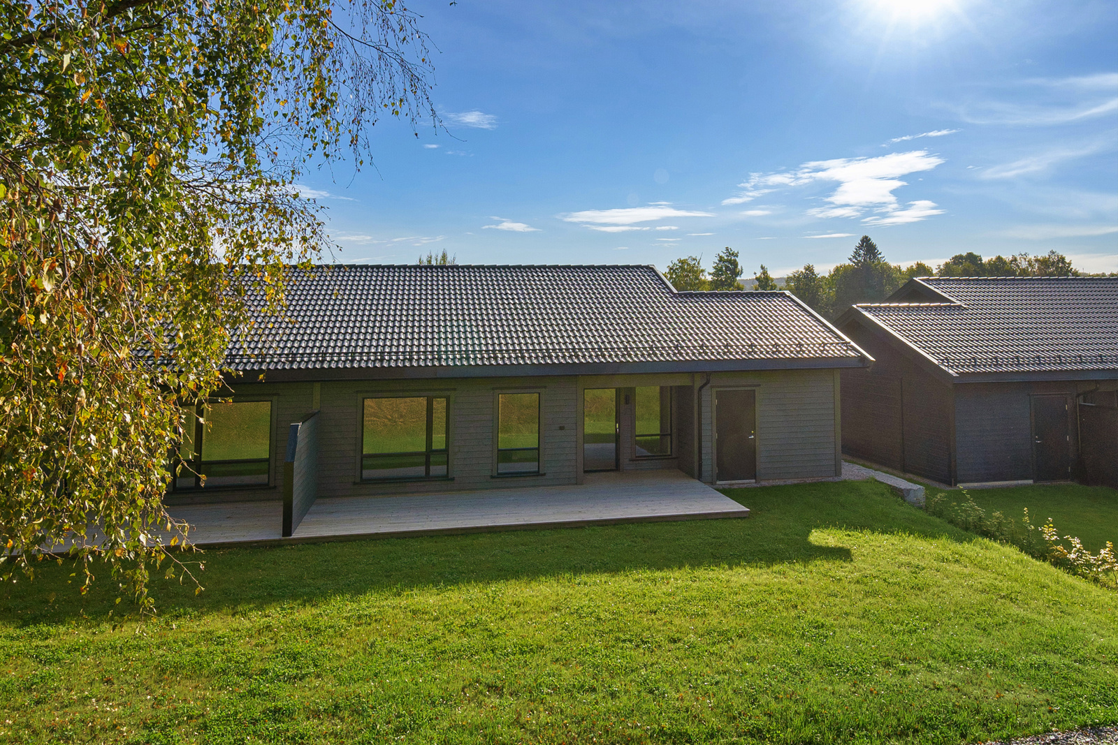 Friskt og nytt område med fine detaljer. Flere av beboerne har i stor grad privatisert den hagedelen som er utenfor egen terrasse. 