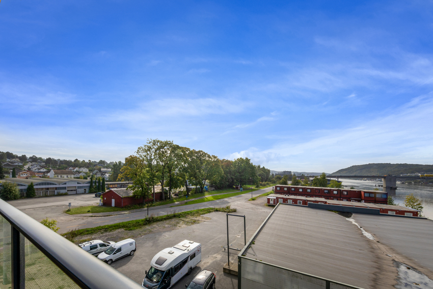 Fra balkongen mot vest er det også utsikt opp mot Sundjordet.