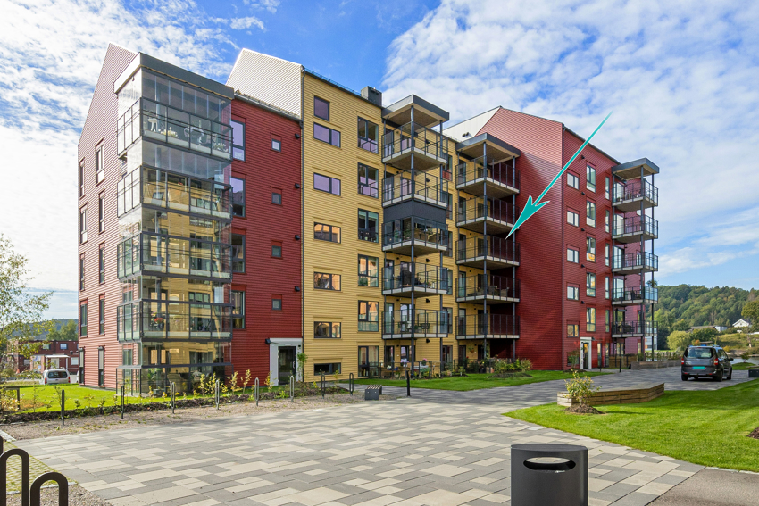 Inngang fra gateplan og heis opp. Alternativt kan man ta heisen fra garasjeanleggt hvor det medfølger 1 parkeringsplass og 1 bod. 