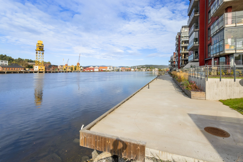 Elveprommenaden er opprettet. Ellers er det pent opparbeidet uteområder rundt blokkene. 