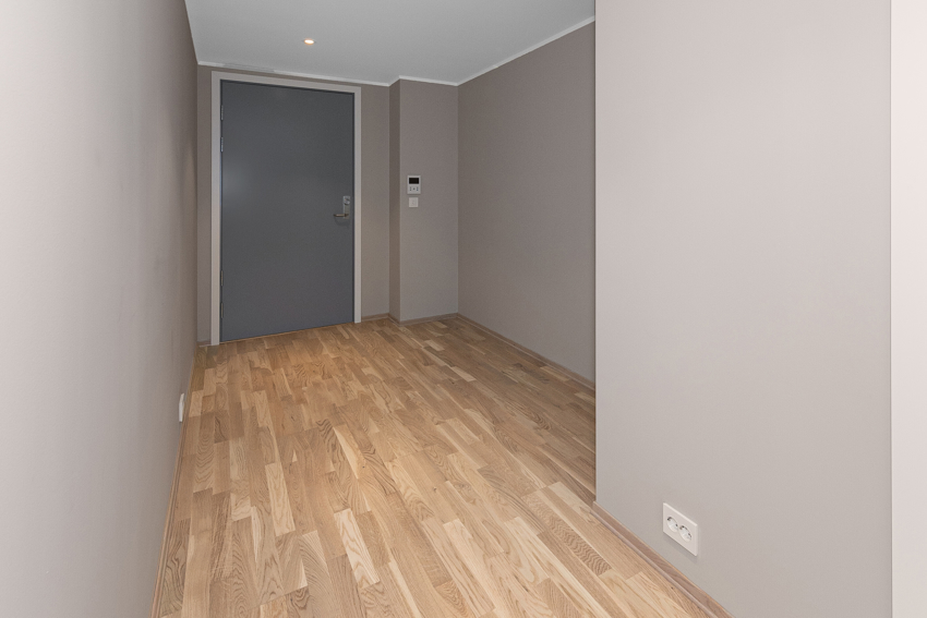 Romslig gang med downlights i tak. Plass til stor skyvedørsgarderobe og sitteplass. Calling anlegg med kamera slik at du ser hvem som ringer på.