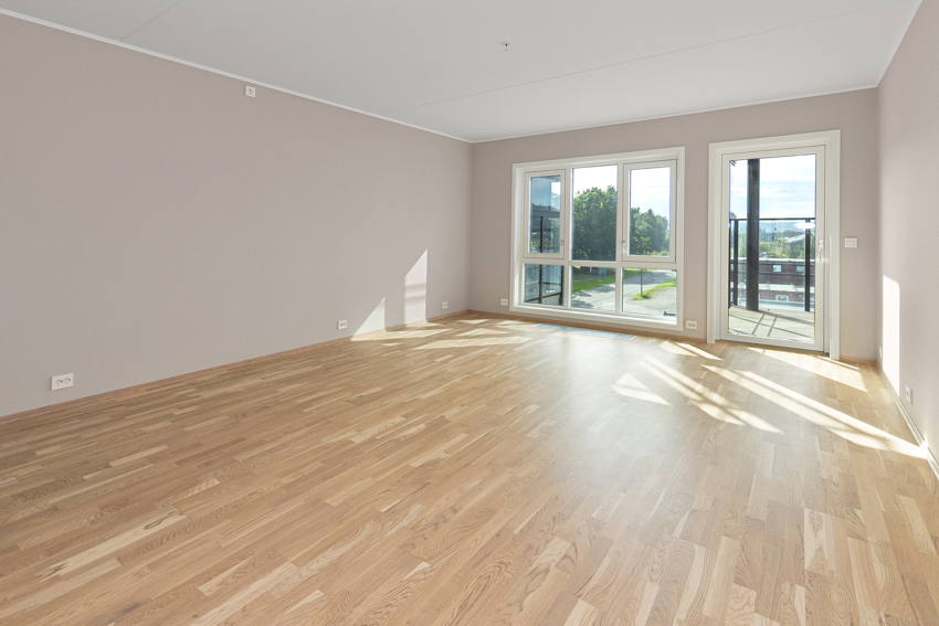 Utgang fra stuen til overbygget balkong. . 