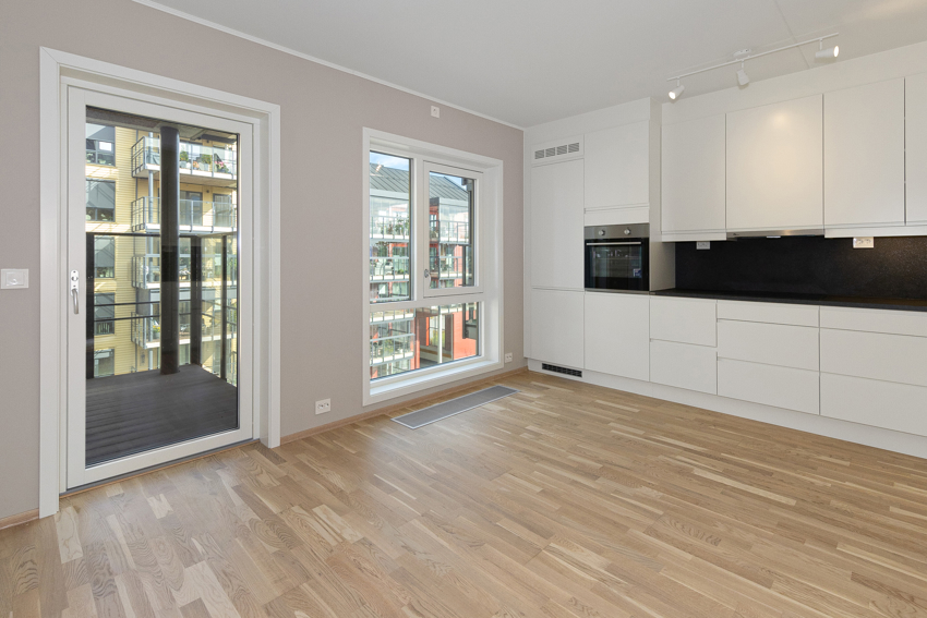 Fra kjøkken er det utgang til overbygget balkong hvor morgenskolen kan nytes store deler av året.