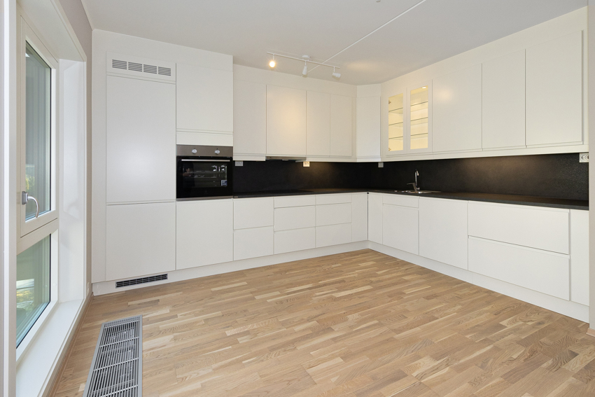 Her er det lagt litt ekstra i en stor og god innredning. Risten i gulvet er tilførsel av varme fra fjernvarmeanlegget.