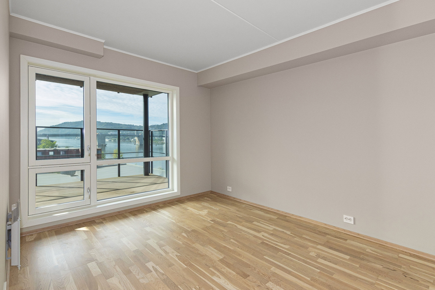 Store gode vinduer på hovedsoveommet.