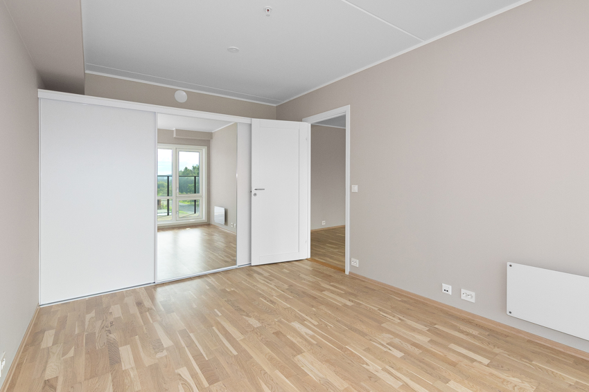 Godt med garderobeplass på soverom. Mulighet for å laget et garderoberom (ved flytting av dør).