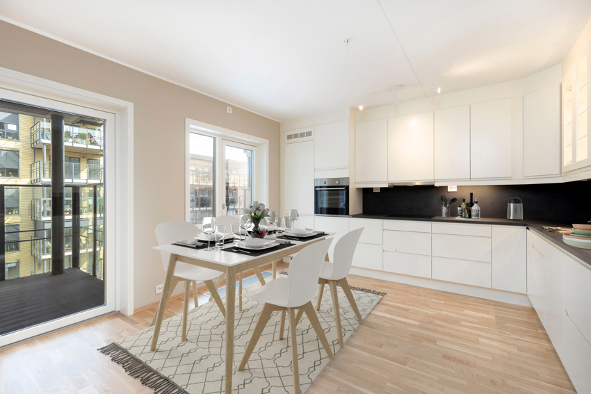 Kjøkken med mye innredning og skapplass. Hvitevarer medfølger. (bildet er digitalt stylet).