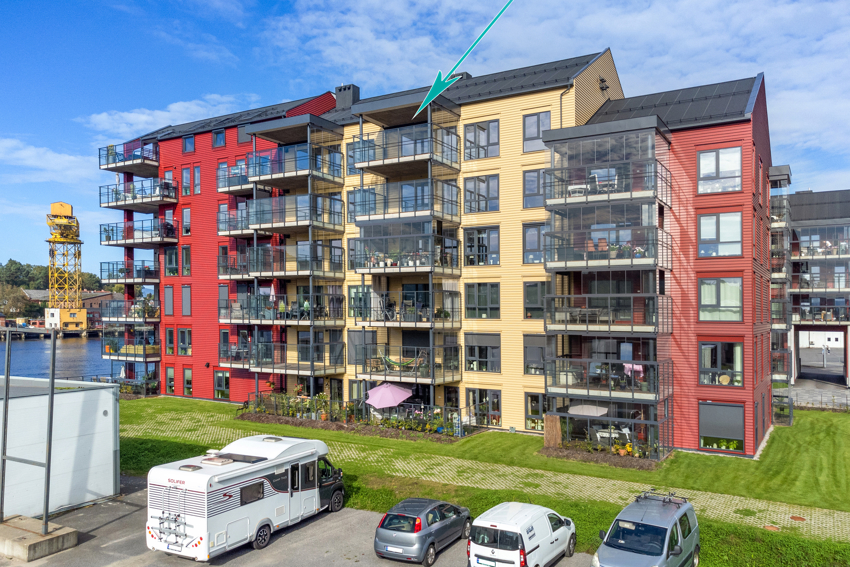 Leiligheten er gjennomgående og har overbygget veranda både mot vest og øst