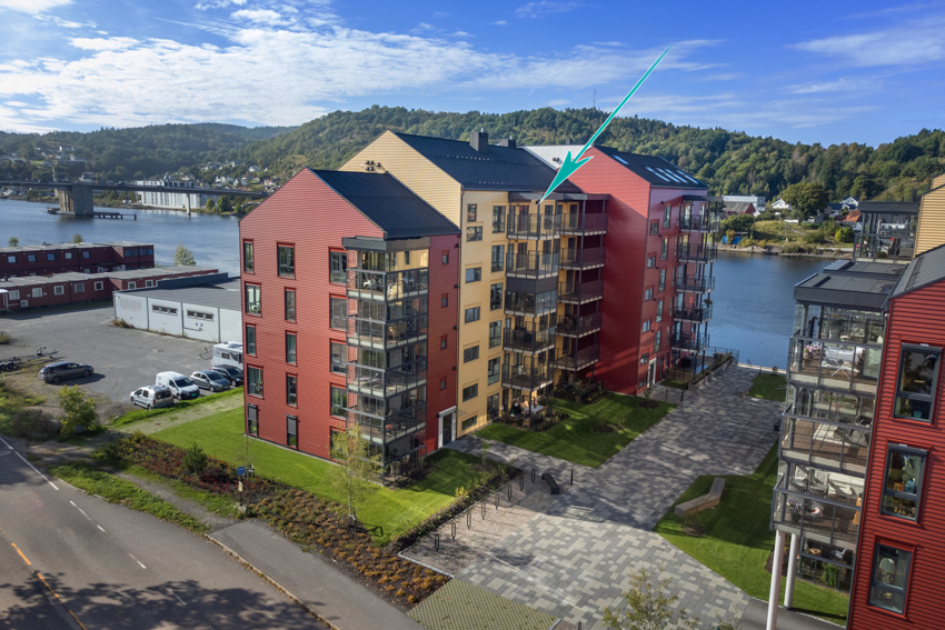 Inngang fra gateplan og heis opp. Alternativt kan man ta heisen fra garasjeanleggt hvor det medfølger 1 parkeringsplass og 1 bod. 