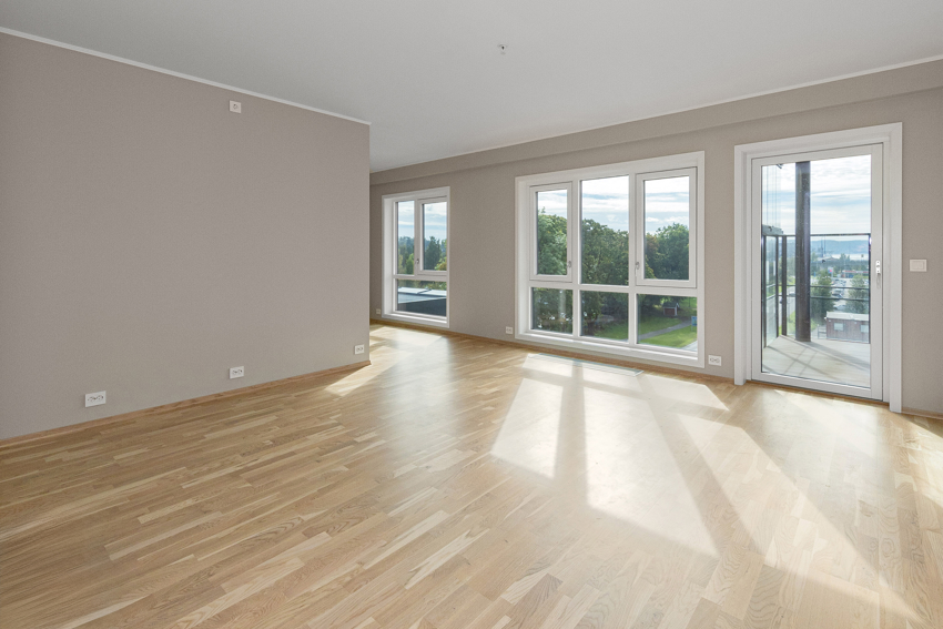 Lys og trivelig stue. Tv-stue rundt hjørnet til venstre.