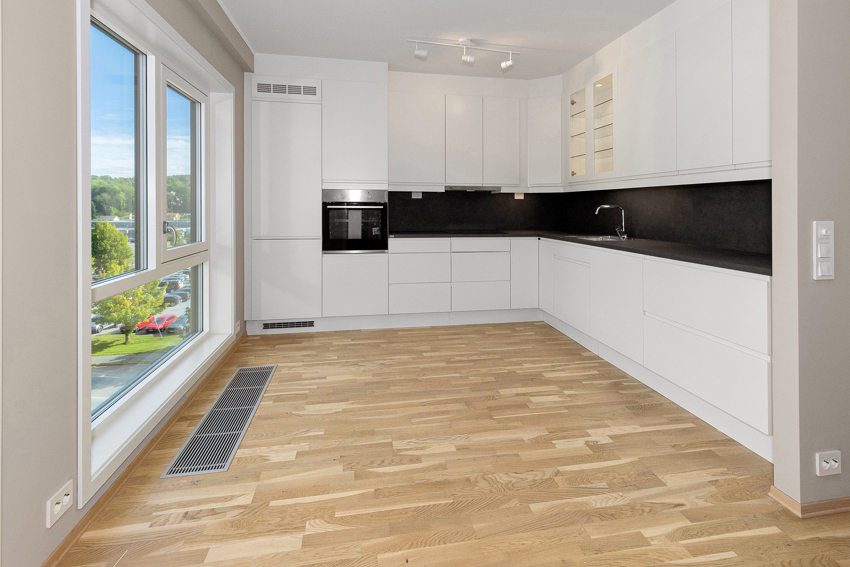 Her er det lagt litt ekstra i en stor og god innredning. Risten i gulvet er tilførsel av varme fra fjernvarmeanlegget.