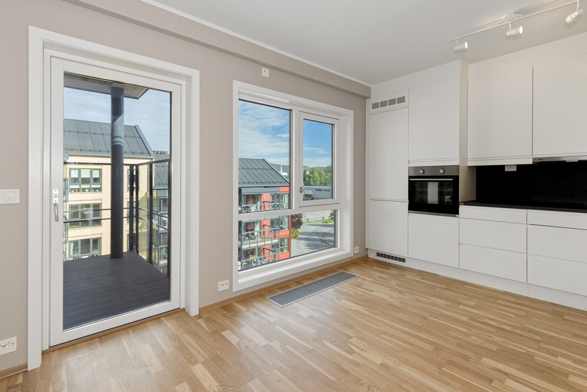 Fra kjøkken er det utgang til overbygget balkong hvor morgenskolen kan nytes store deler av året.