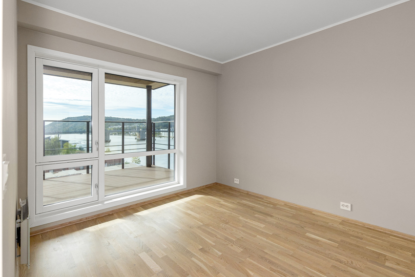 Store gode vinduer på hovedsoveommet.