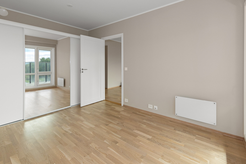 Godt med garderobeplass på soverom. Mulighet for å laget et garderoberom (ved flytting av dør).