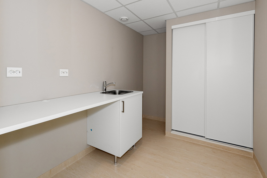 Romslig vaskerom med benk og utslagsvask. Plass til vaskemaskin og tørketrommel under benken. God plass til møblering.