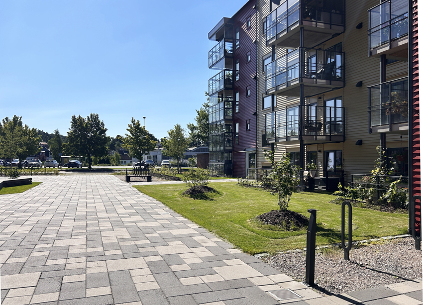 Pent opparbeidet fellesområder mellom byggene.