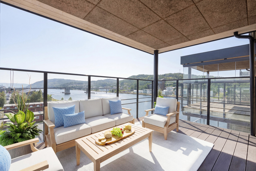 Utsikt fra balkongen over elven mot vest.