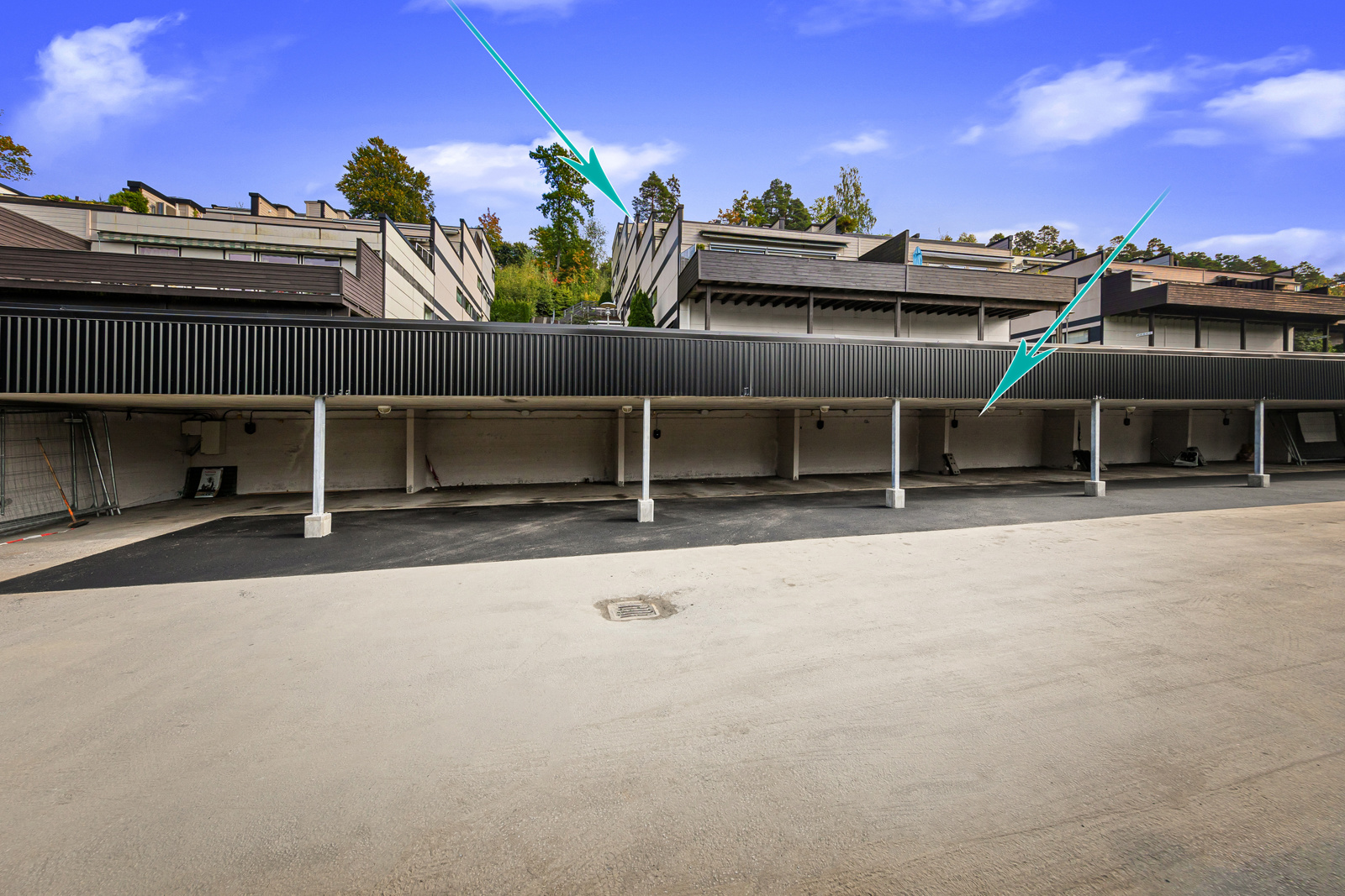 Tilhørende carport med lader for el-bil