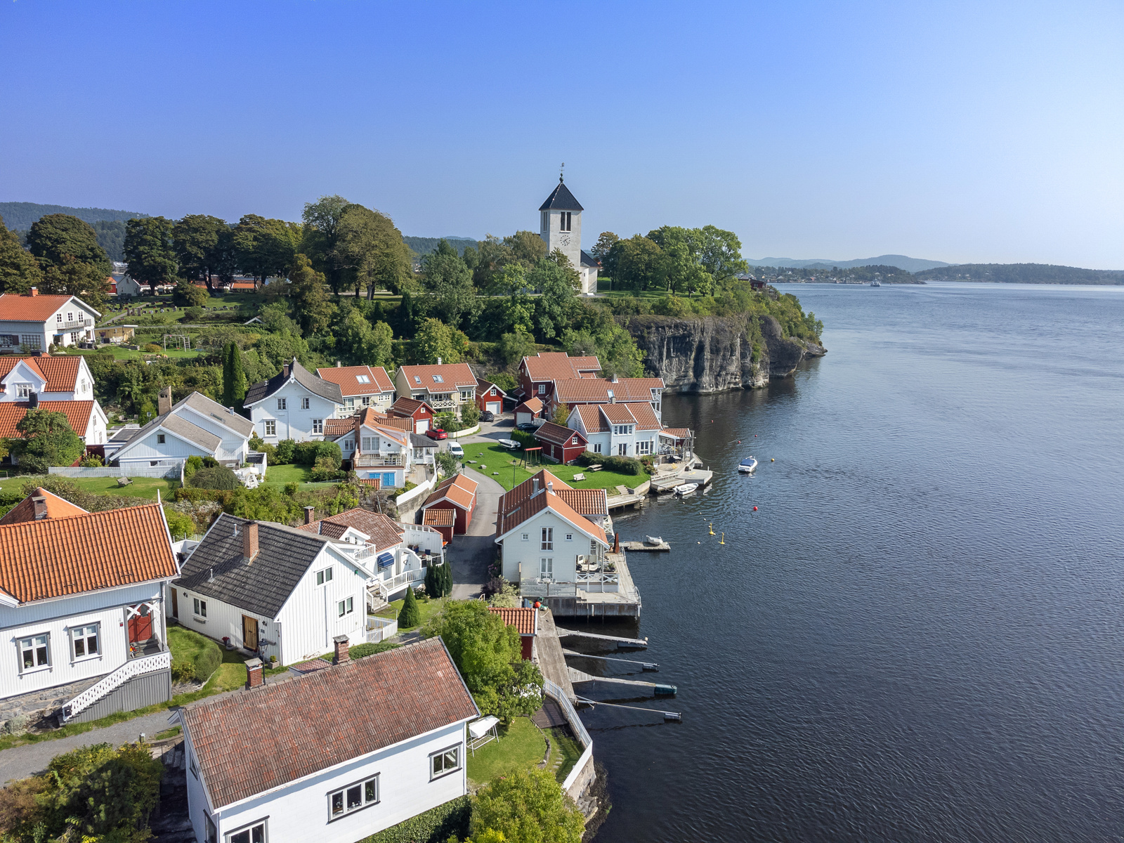 Øya med det karakteristiske Brevik kirke.