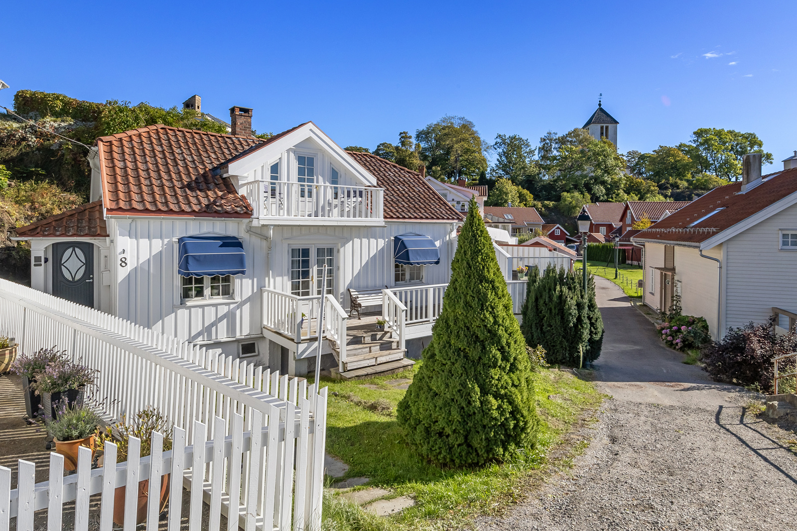 Koselige smale gater som er utpreget på Øya i Brevik. 