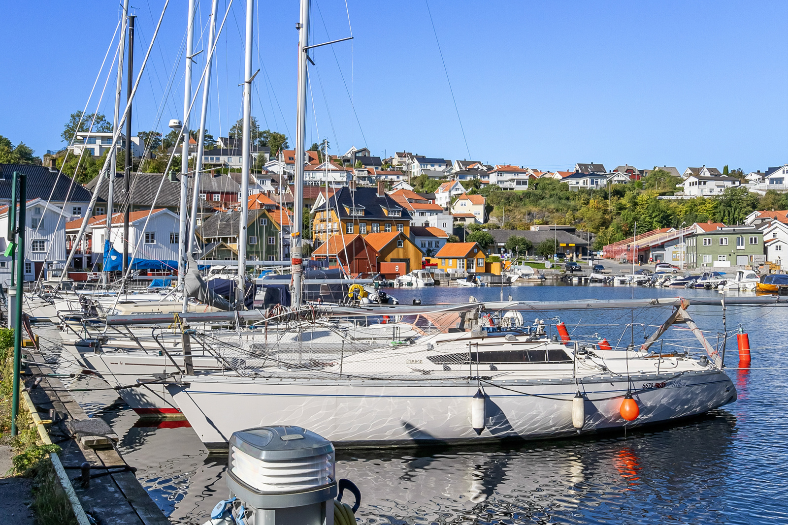 Stemningsbilde fra havnen i Brevik.