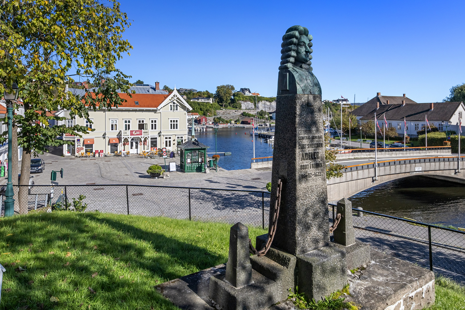 Cort Adeler. Sjømannen fra Brevik som ble krigshelt og havnet ved kongens bord. 