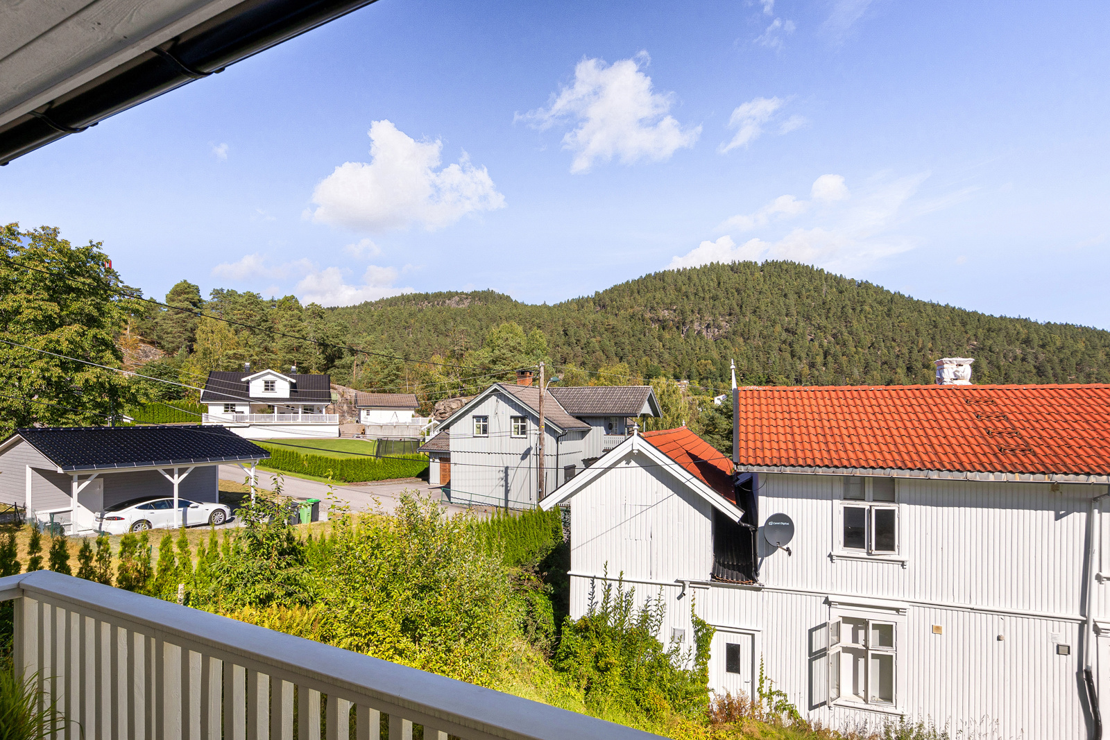 Fra balkongen er det fin utsikt bl.a. mot Fantekjerringkollen