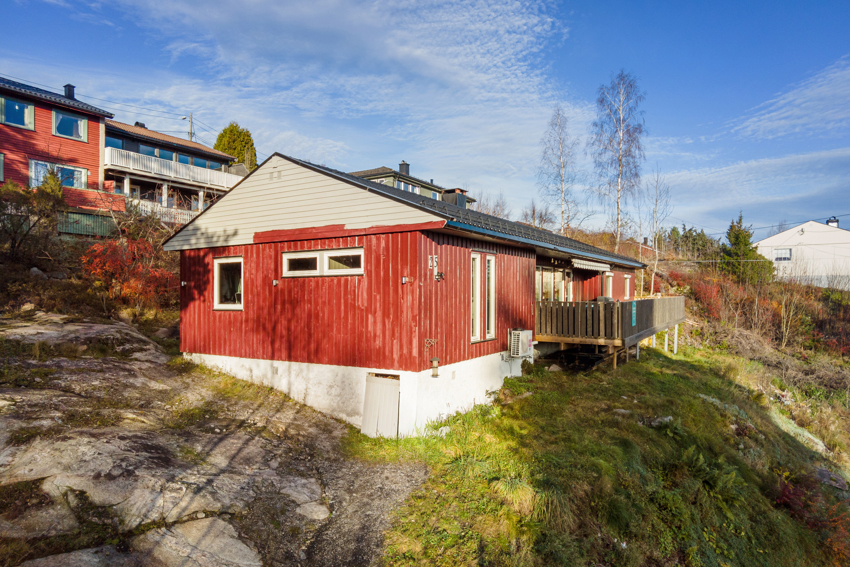 Boligen ligger åpent og fint på en høyde. God utsikt