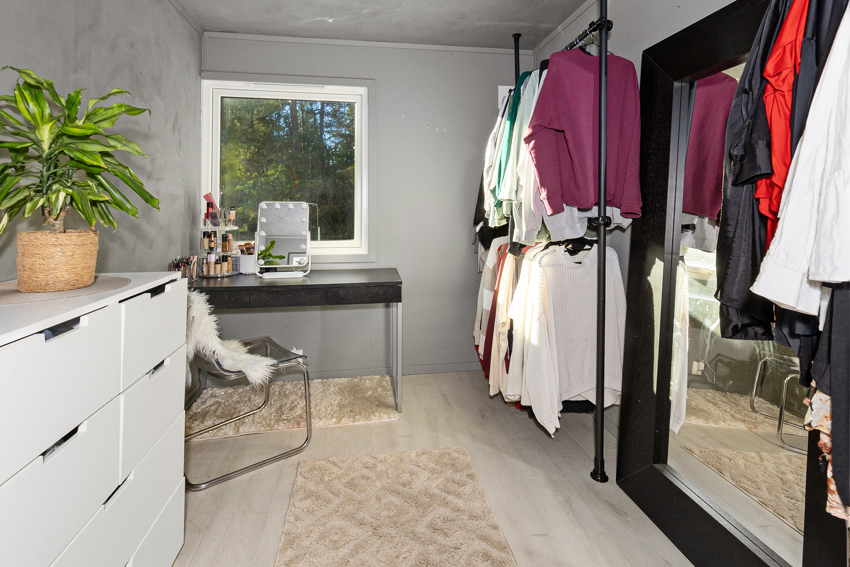 Rom som brukes som walk in closet. Potensiale for soverom
