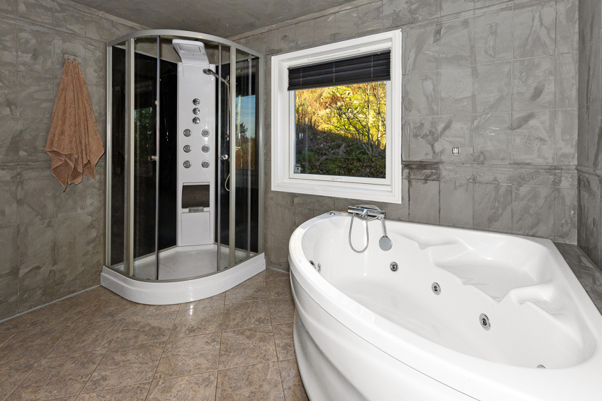 Bad m/badekar og dusjkabinett