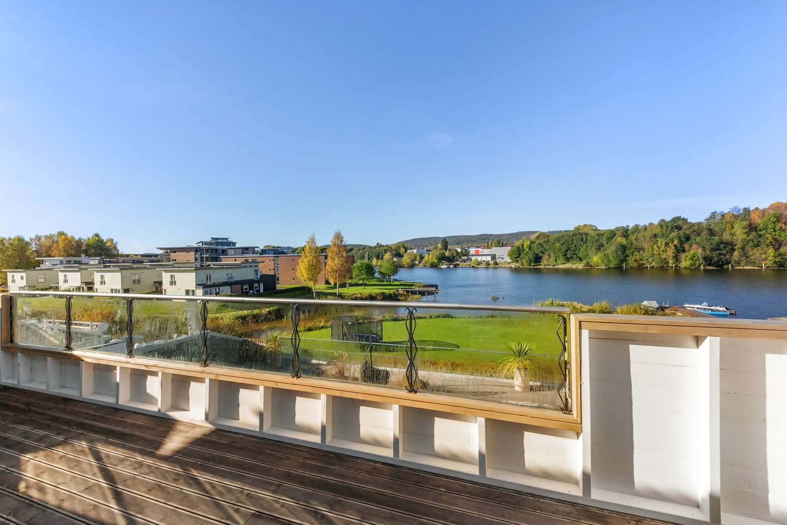 Utsikt fra balkong. (Balkong er bygd dobbel så stor som på tegninger, detter er ikke godkjent hos kommunen)