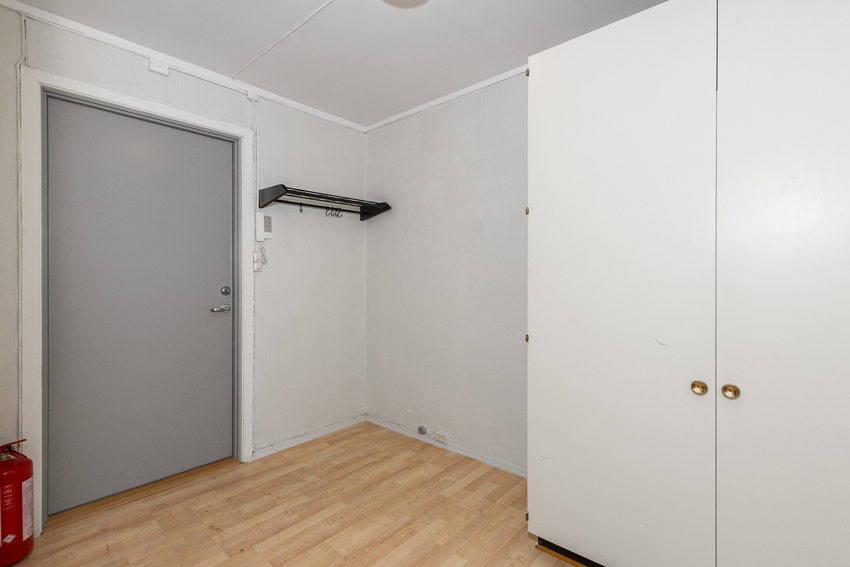 Velkommen inn ! Entreen har godt med garderobeskap