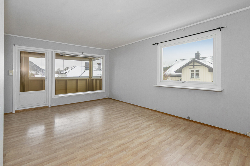 Stuen har store vindusflater