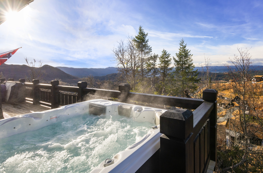 Romslig veranda foran hele hytta