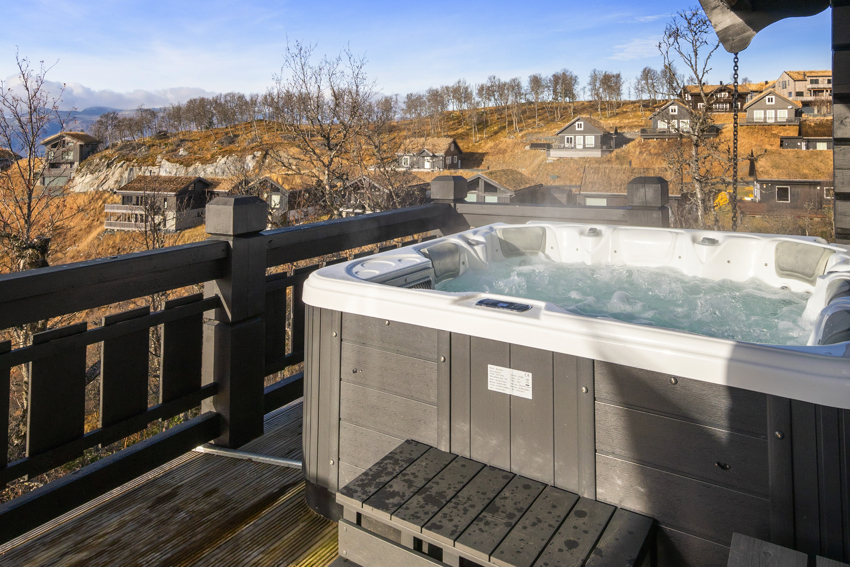 Plass til jacuzzi på verandaen. Her kan man nyte utsikt og samtidig sitte usjenert