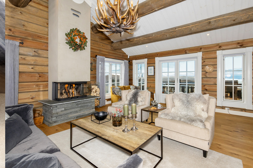 Stue med vinduer og utsikt over hele Holtardalen