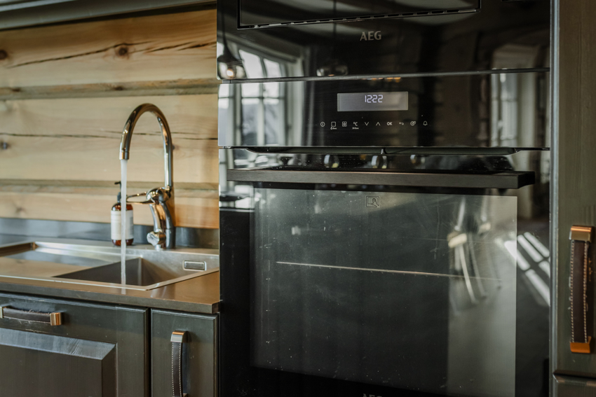 Detaljbilde kjøkken. Spesialbestilt oppvaskkum. Hvitevarer fra AEG